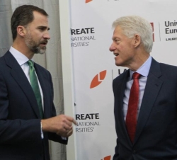 Su Aletza Real el Príncipe de Asturias conversa con el expresidente norteamericano, Bill Clitón antes de dar comienzo el "Laureate Summit on Yout
